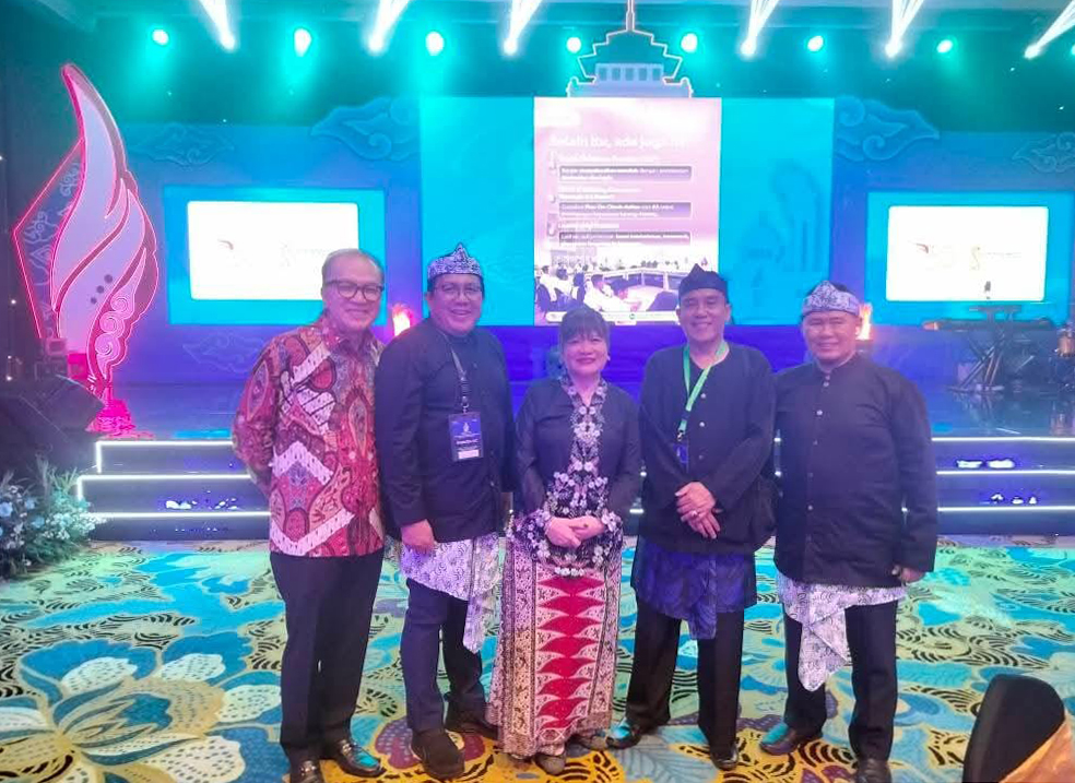 Foto bersama pada malam welcome dinner dengan Bapak Enggartiasto Lukita, Ketua Umum DPN APINDO, Kabid. Organisasi DPN/Ketua Depen DPK APINDO Kabupaten Bogor dan Tantowi Yahya pada acara Rakerkonas XXXIV DPN APINDO 2025.